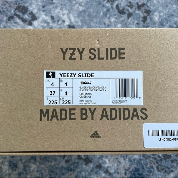 Yeezy slides in glow green - Picture 5 of 7